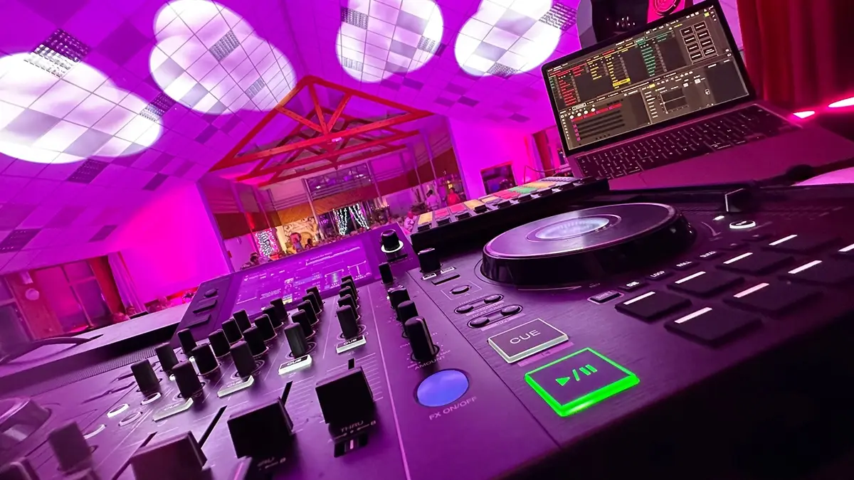 deco-8 Console DJ professionnelle pour animation de mariage et fĂȘte privĂ©e Ardennes